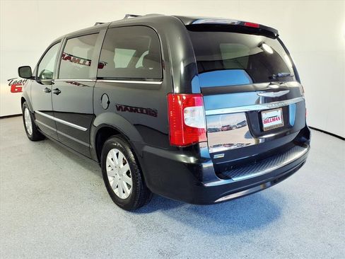 Used 2014 Chrysler Town & Country Touring image 2