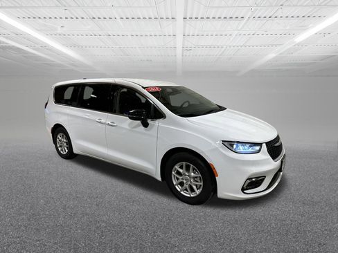 Used 2024 Chrysler Pacifica Touring-L image 2