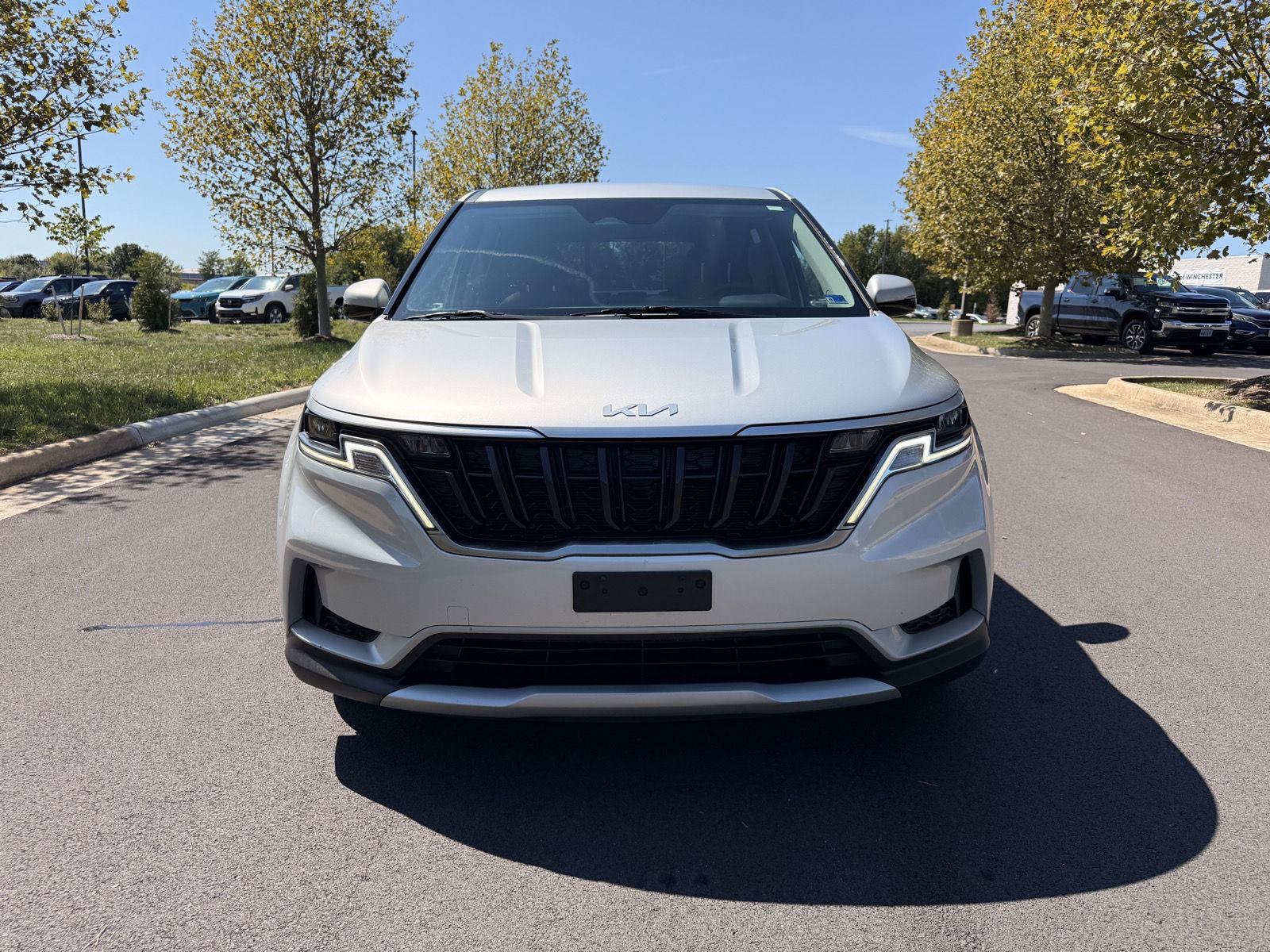 Used 2023 Kia Carnival LX FWD image 3