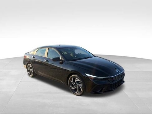 Used 2025 Hyundai Elantra SEL image 9