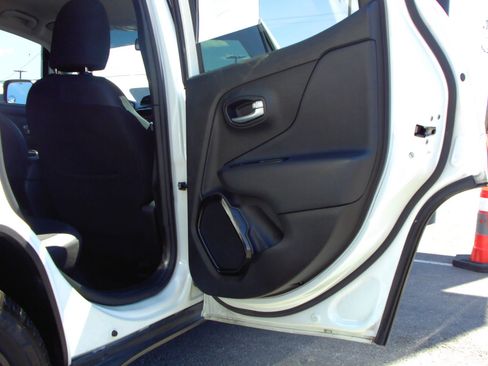 Used 2018 Jeep Renegade Altitude image 30