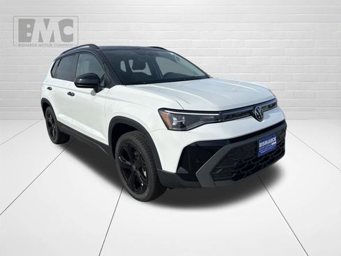 New 2026 Volkswagen Taos SE AWD/4WD image 2