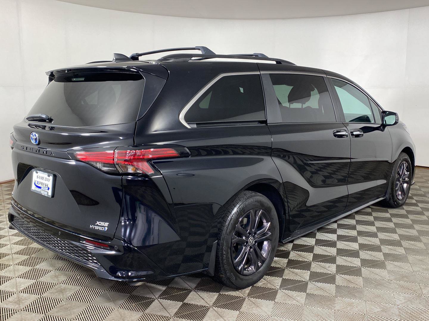 Used 2024 Toyota Sienna XSE w/ XSE Plus Package AWD/4WD image 6