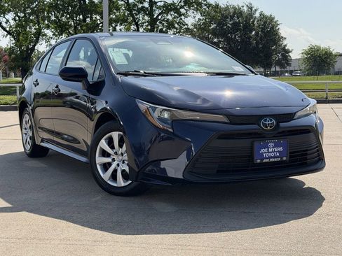 Used 2025 Toyota Corolla LE FWD image 2