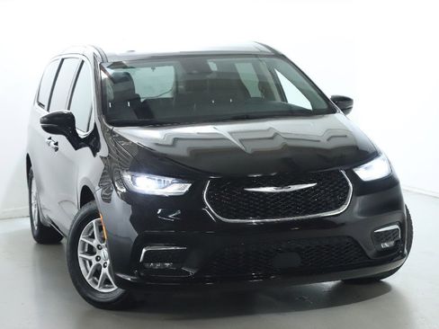 Used 2024 Chrysler Pacifica Touring-L image 2