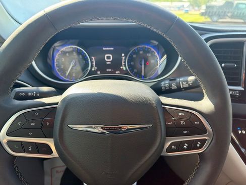 Used 2024 Chrysler Pacifica Touring-L FWD image 14