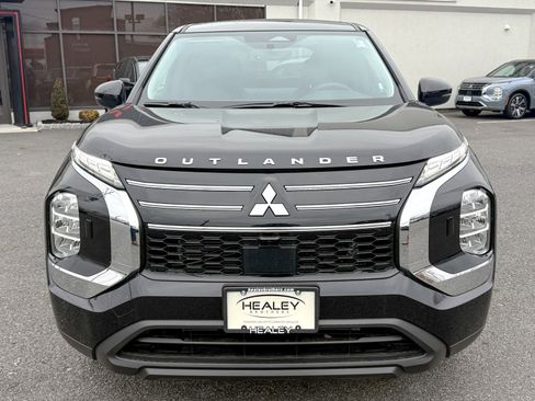 New 2025 Mitsubishi Outlander ES image 2