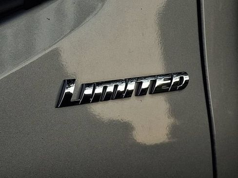 Used 2018 Toyota Tacoma Limited AWD/4WD image 8