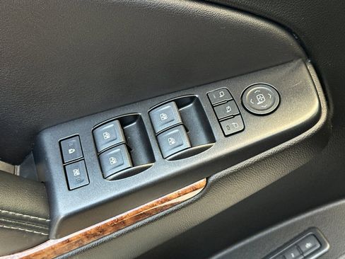 Used 2020 Chevrolet Suburban Premier image 12