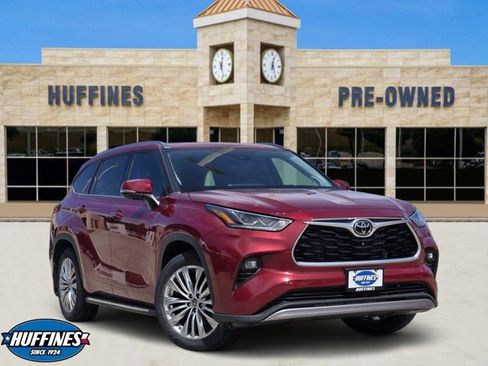 Used 2023 Toyota Highlander Platinum FWD image 1