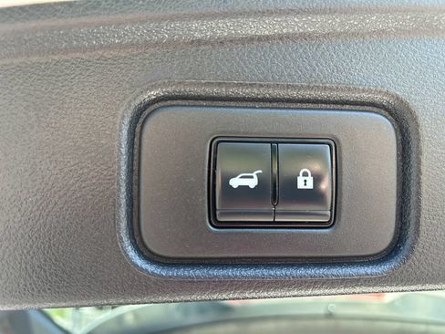 Used 2025 Nissan Pathfinder SL AWD/4WD image 25