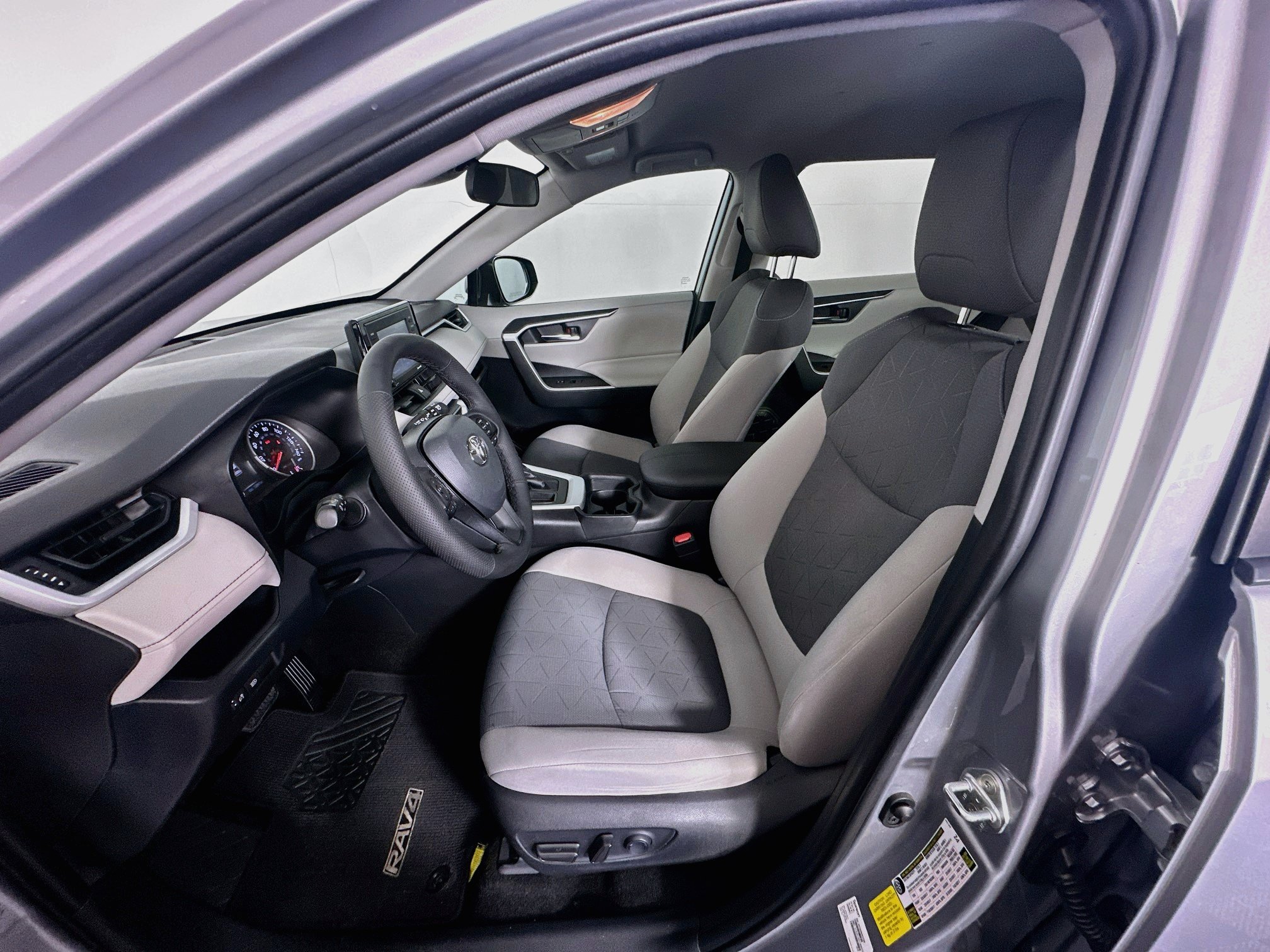 Used 2020 Toyota RAV4 XLE FWD image 13