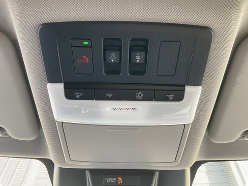 Used 2025 Nissan Rogue Platinum image 42