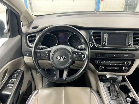 Used 2017 Kia Sedona LX w/ LX Essentials Premium Package image 11