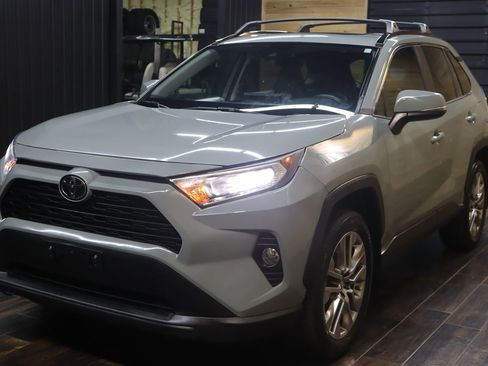 Used 2019 Toyota RAV4 XLE Premium image 6