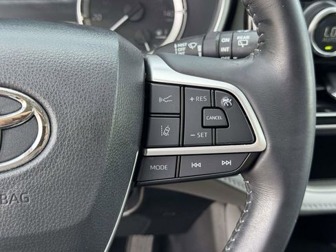 Used 2023 Toyota Highlander XLE FWD image 12