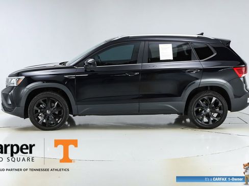 Used 2023 Volkswagen Taos SE w/ Panoramic Sunroof Package FWD image 2