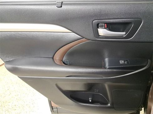 Used 2017 Toyota Highlander XLE w/ Carpet Mat Package image 15