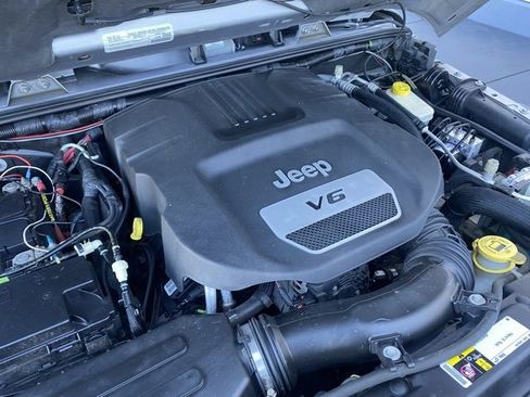 Used 2015 Jeep Wrangler Unlimited Sahara w/ Connectivity Group image 11