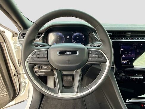 Used 2025 Jeep Grand Cherokee Laredo AWD/4WD image 12