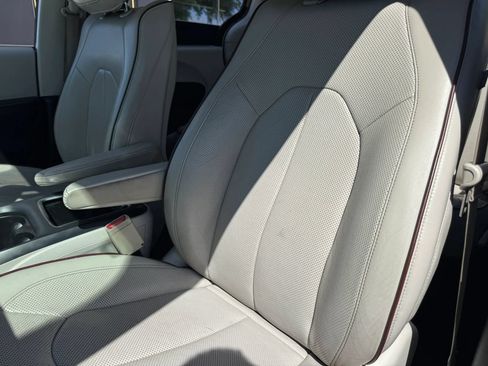Used 2017 Chrysler Pacifica Limited w/ UConnect Theater Package FWD image 16
