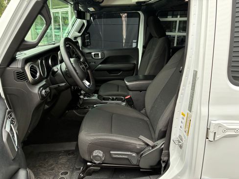 Used 2018 Jeep Wrangler Unlimited Sahara AWD/4WD image 14