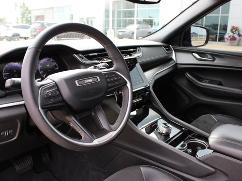 Used 2023 Jeep Grand Cherokee Altitude AWD/4WD image 15