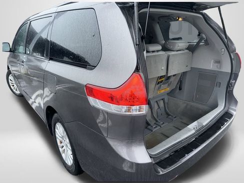 Used 2013 Toyota Sienna XLE image 25
