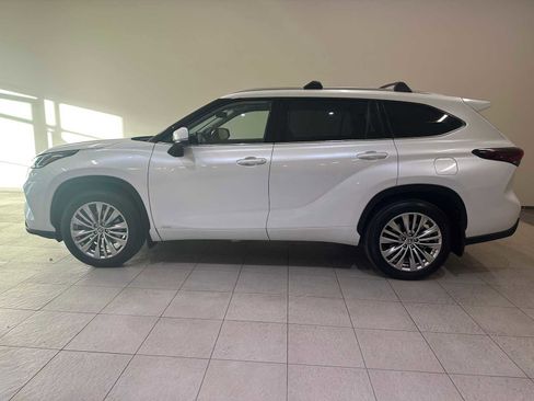 Certified 2025 Toyota Highlander Platinum image 3