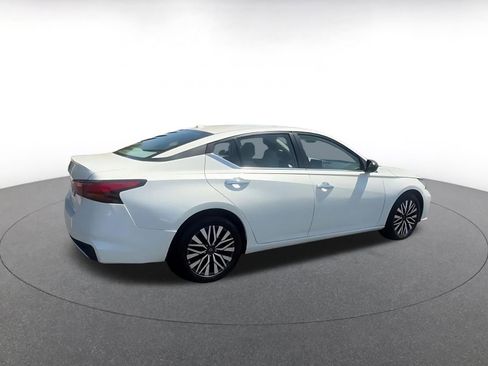 Used 2025 Nissan Altima 2.5 SV FWD image 15