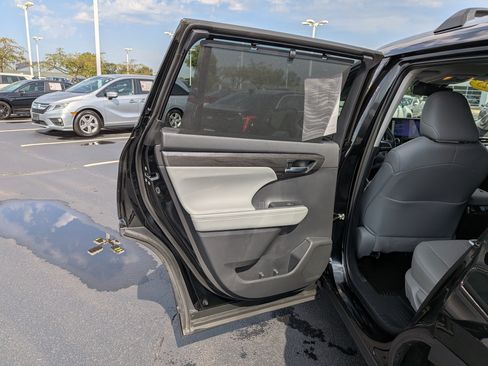 Certified 2025 Toyota Highlander Platinum AWD/4WD image 26