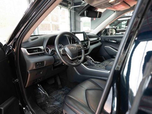 Used 2023 Toyota Highlander XLE image 8