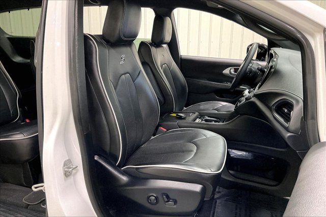 Used 2025 Chrysler Pacifica Limited FWD image 7