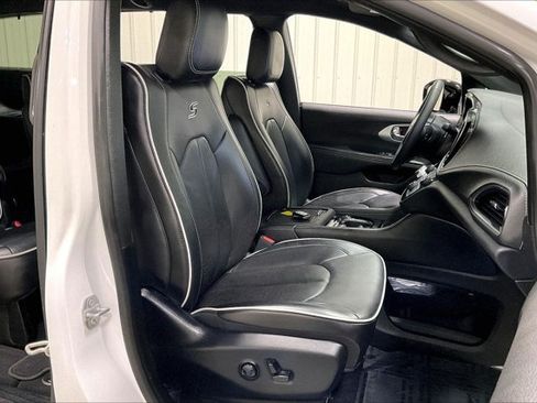 Used 2025 Chrysler Pacifica Limited FWD image 7