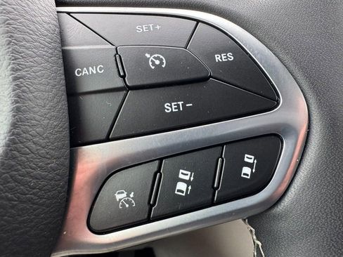 Used 2024 Chrysler Pacifica Touring-L image 18