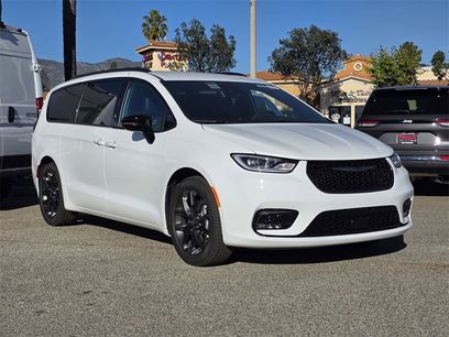New 2026 Chrysler Pacifica Select w/ S Appearance Package