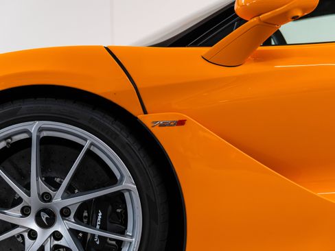 Used 2025 McLaren 750S RWD image 1