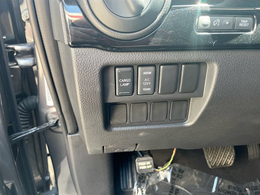 Used 2024 Nissan Titan SV w/ SV Convenience Package AWD/4WD image 10