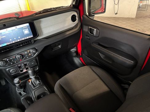 Used 2025 Jeep Wrangler Unlimited Sahara AWD/4WD image 34