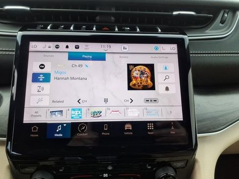 Used 2024 Jeep Grand Cherokee L Limited w/ Black Appearance Package image 7