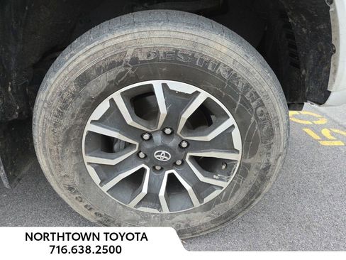 Used 2022 Toyota Tacoma TRD Sport image 2