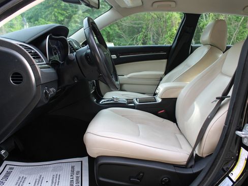 Used 2018 Chrysler 300 Limited image 21