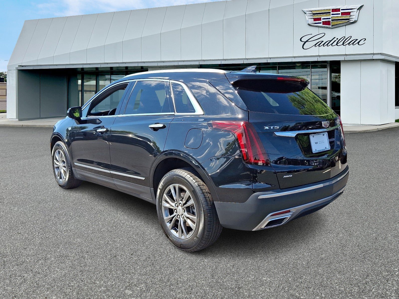 Certified 2023 Cadillac XT5 Premium Luxury AWD/4WD image 3