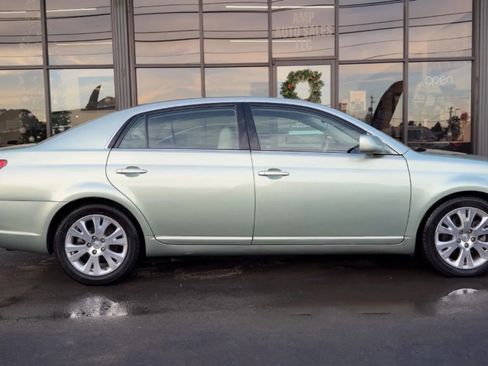 Used 2010 Toyota Avalon XLS image 2