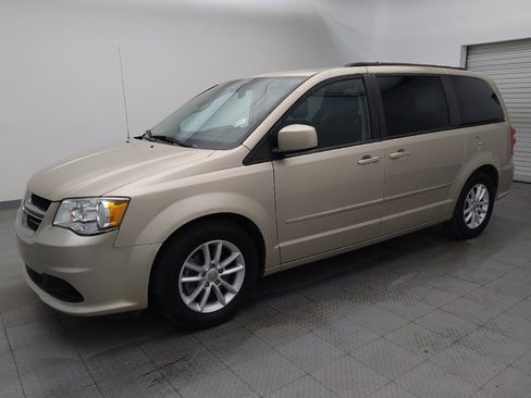 Used 2014 Dodge Grand Caravan SXT image 2