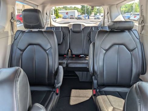 Used 2023 Chrysler Pacifica Touring-L FWD image 16