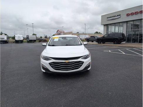 Used 2024 Chevrolet Malibu LT FWD image 2