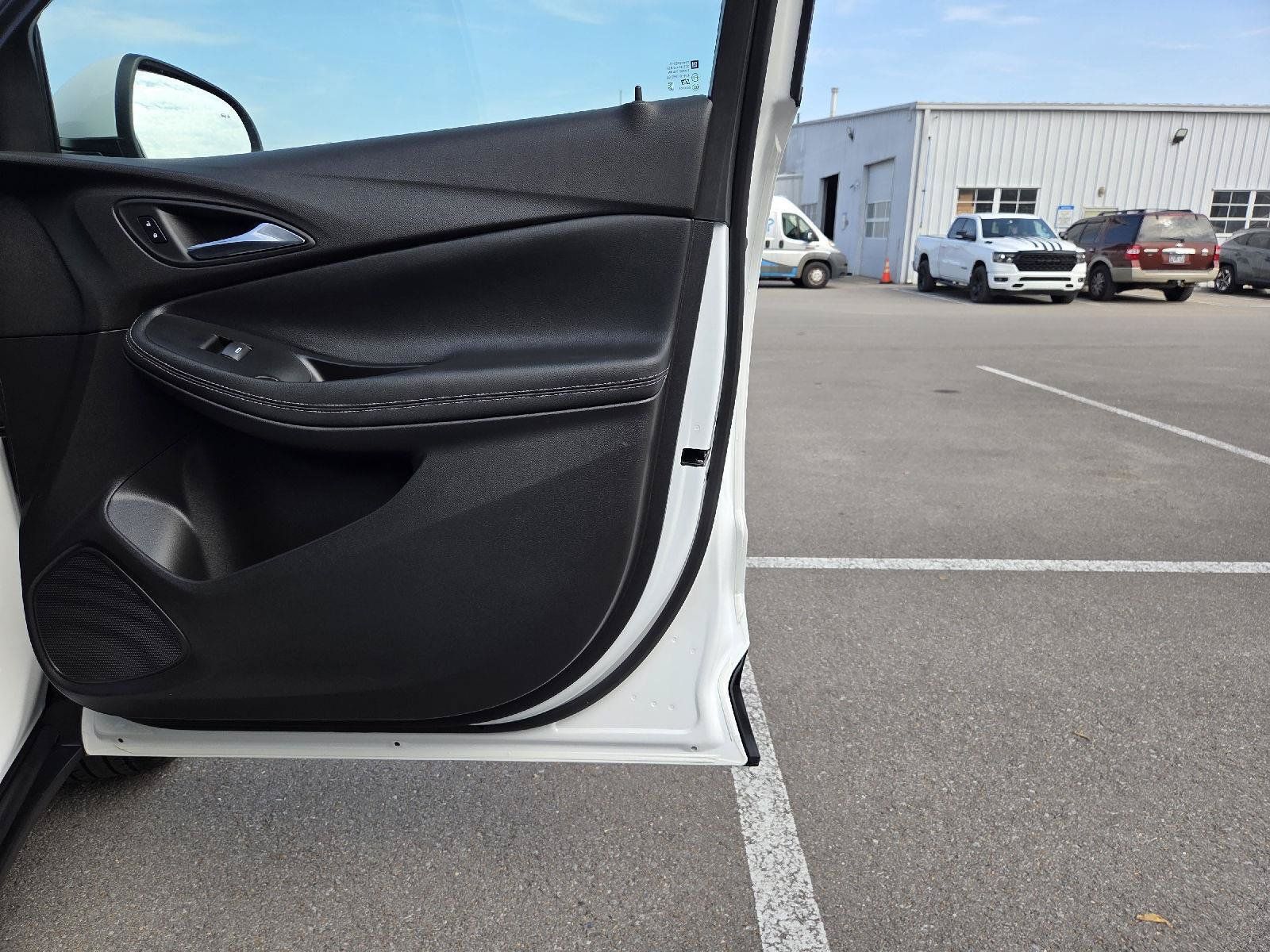 Used 2022 Buick Encore GX Select FWD image 40