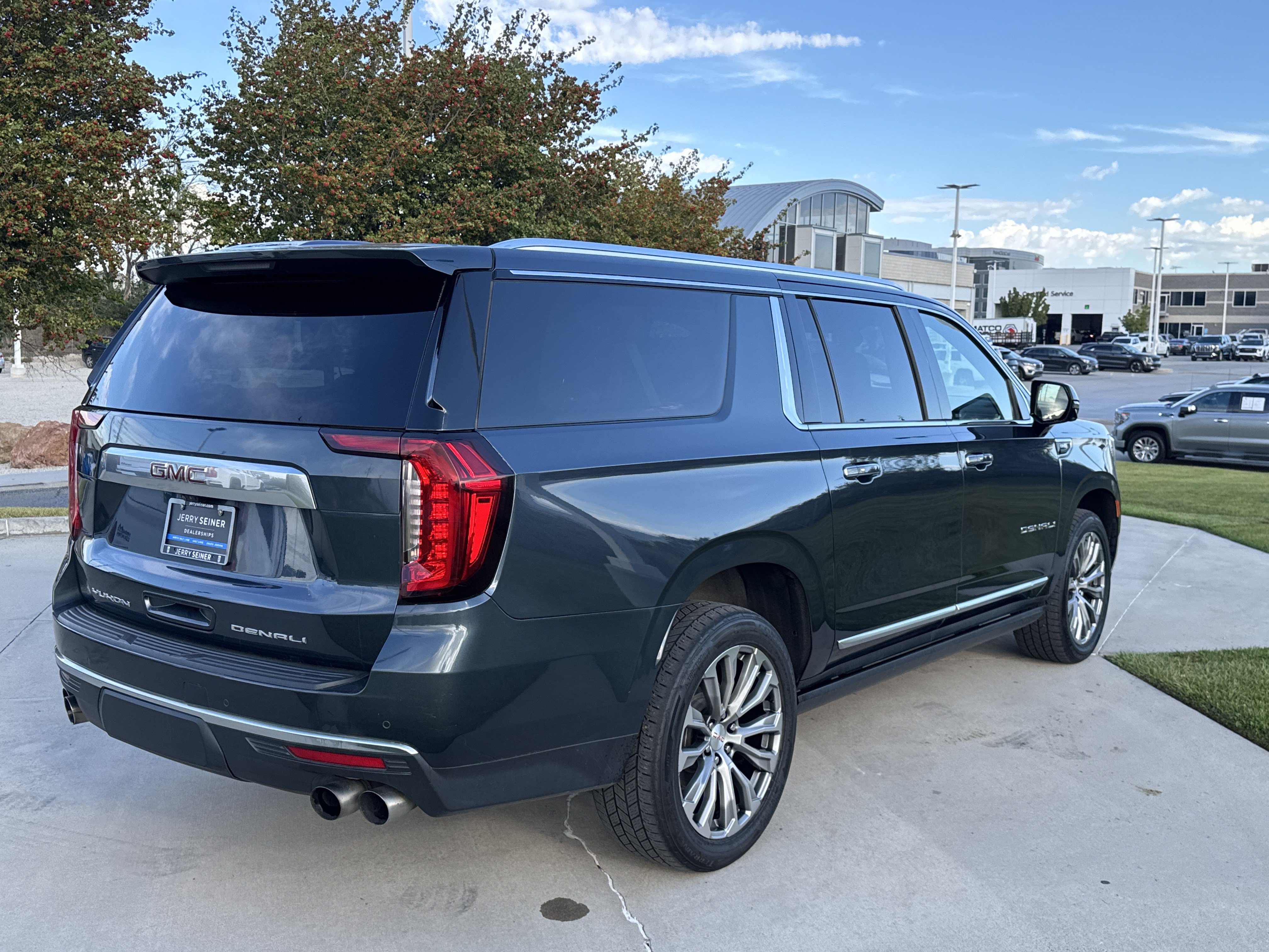 Used 2021 GMC Yukon XL Denali w/ Denali Premium Package AWD/4WD image 5