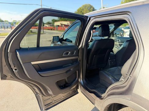 Used 2018 Ford Explorer XLT w/ Equipment Group 202A AWD/4WD image 18